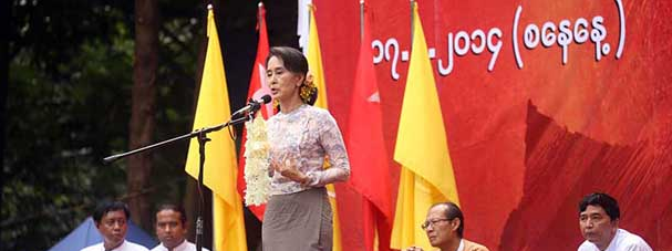 Aung San Su Kyi gives a speech on constitutional reform in Rangoon to thousands of supporters on May 17. (Photo: JPaing/Irrawaddy) (Photo: JPaing/Irrawaddy)