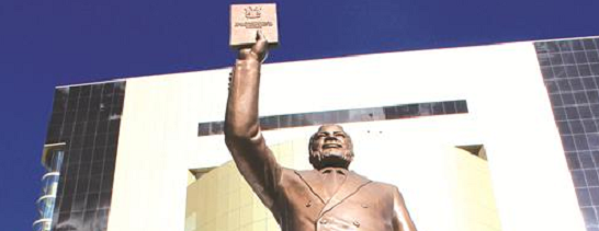 Dr. Sam Nujoma statue which stands at the entrance of the new Independence Memorial Museum. Photo: Gordon Joseph Dr. Sam Nujoma statue