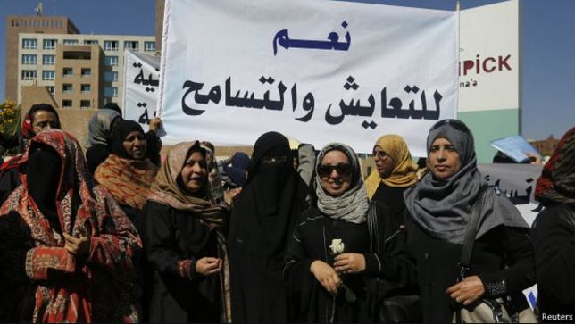 يمنيات تجمعن أمام فندق في صنعاء يستضيف مفاوضات أممية لبحث الأزمة اليمنية