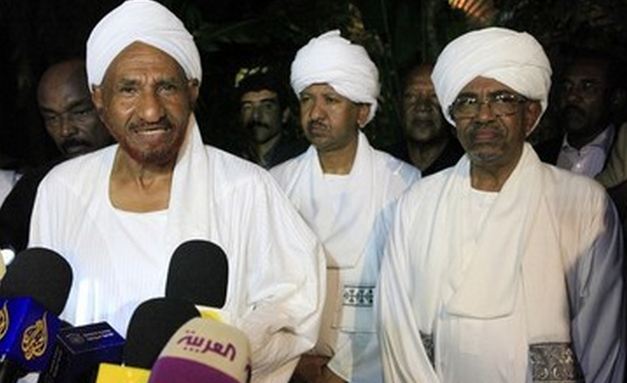 Opposition Umma Party leader and former Prime Minister Al-Sadiq Al Mahdi speaks during joint news conference with Sudan’s President Omar al-Bashir (R) after their meeting at Mahadi’s house in Omdurman August 27, 2013 (REUTERS/Mohamed Nureldin Abdallah) (REUTERS/Mohamed Nureldin Abdallah)