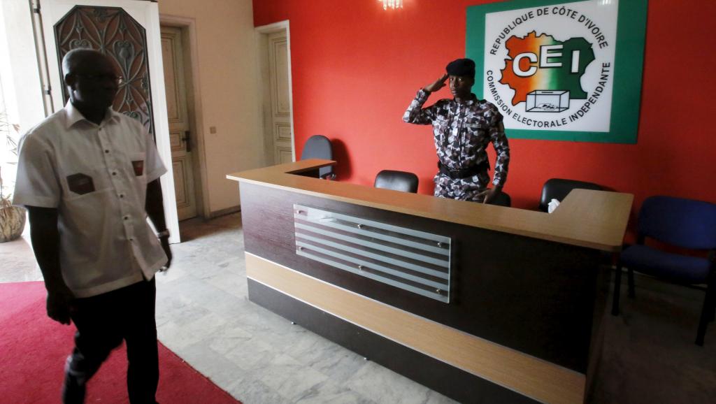 A soldier at the Ivorian Electoral Commission salutes a visitor (photo credit: RFI) A soldier at the Ivorian Electoral Commission salutes a visitor (photo credit: RFI)