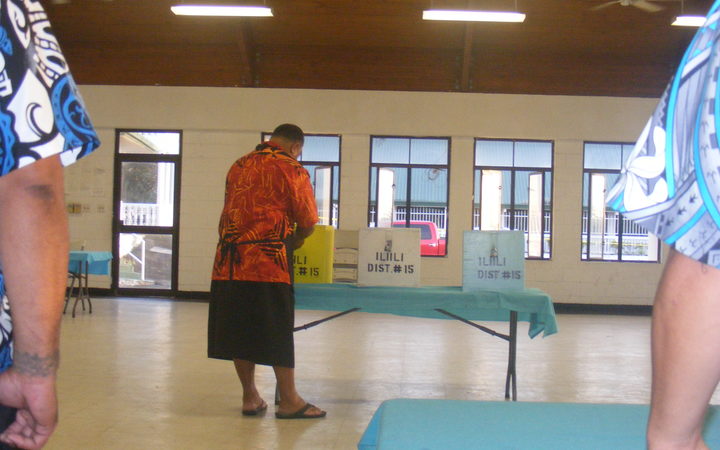 An election office team leader at the Ili’ili polling station opens ballot boxes for the 2016 general election in American Samoa (photo credit: Fili Sagapolutele) An election office team leader at the Ili’ili polling station opens ballot boxes for the 2016 general election in American Samoa (photo credit: Fili Sagapolutele)