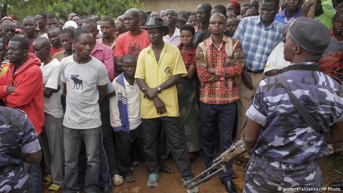 Burundians before the upcoming referendum (photo credit: picture-alliance/AFP Photo) Burundians before the upcoming referendum (photo credit: picture-alliance/AFP Photo)