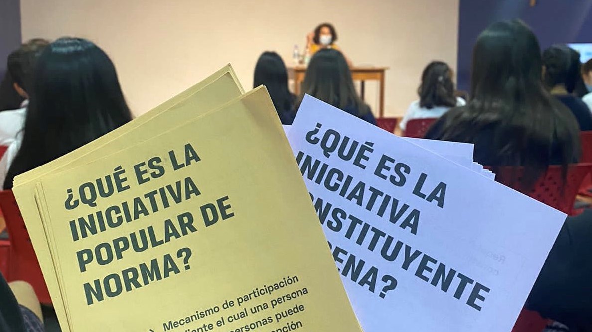 Convention delegate Patricia Politzer provides information on public participation mechanisms during the territorial week (photo credit: Twitter / @patriciapolitz)