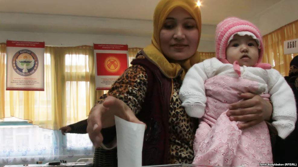 A  woman casts her vote (photo credit: Temir Sydykbekov/RFU/RL)