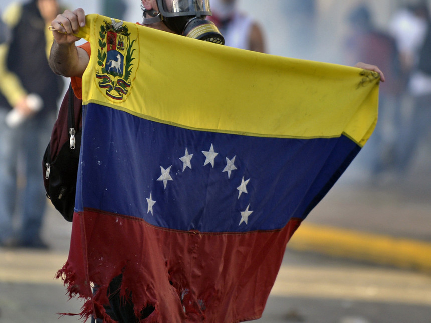 A protester holding Venezuela's flag (Photo credit: wsimag.com) A protester holding Venezuela's flag (Photo credit: wsimag.com)