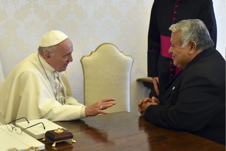 Pope Francis greets Prime Minister of Samoa Tuilaepa Aiono Sailele Malielegaoi (photo credit: Reuters)