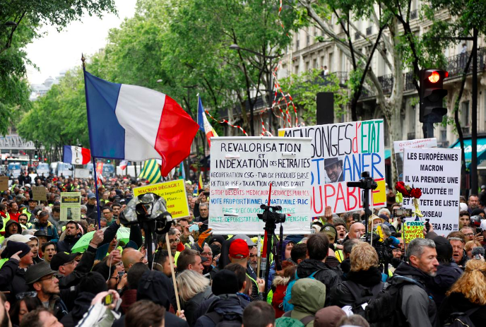 Yellow vest protesters in Paris, France (photo credit: Reuters/Charles Platiau) Yellow vest protesters in Paris, France (photo credit: Reuters/Charles Platiau)