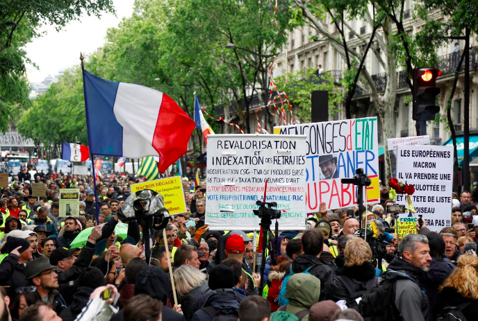 Yellow vest protesters in Paris, France (photo credit: Reuters/Charles Platiau)