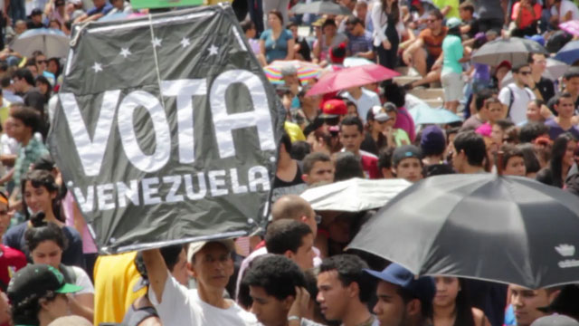 Venezuelans gather during the 2012 presidential elections (photo credit: ABC News) Venezuelans gather during the 2012 presidential elections (photo credit: ABC News)