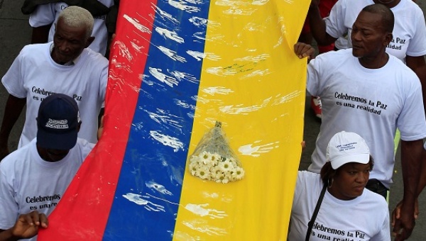 Demonstrators supporting the peace deal (photo credit: Reuters)