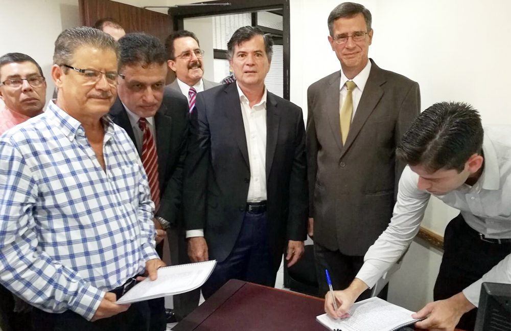 Former Comptroller General Alex Solís Fallas (third from right) presents Supreme Elections Tribunal President Luis Antonio Sobrado (second from right) a petition to hold a public referendum on drafting a new Constitution (photo credit: Nueva Constitución CR) Former Comptroller General Alex Solís Fallas (third from right) presents Supreme Elections Tribunal President Luis Antonio Sobrado (second from right) a petition to hold a public referendum on drafting a new Constitution (photo credit: Nueva Constitución CR)