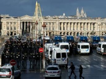 Anti-riot police stand guard on the place de la Concorde, on February 3, 2016 in Paris (photo credit: ADP)