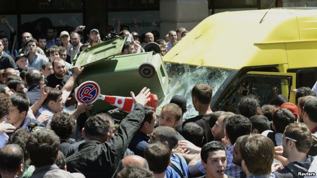 Clash between gay rights campaigners and anti-gay activists (Photo credit: RFE/RL's Georgian Service)