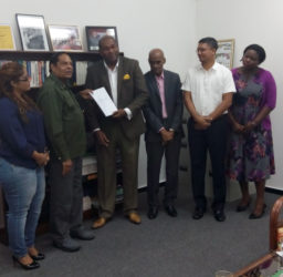 Prime Minister Moses Nagamootoo with members of the Steering Committee (photo credit: Guyana News and Information)