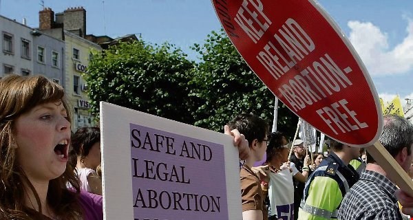 Pro and anti-abortion campaigners demonstrate (photo credit: Irish Examiner) Pro and anti-abortion campaigners demonstrate (photo credit: Irish Examiner)