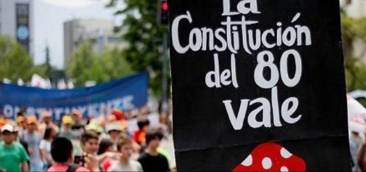 Chileans took to the streets of Santiago. (Photo: @marcatuvoto)