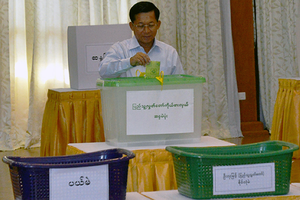Myanmar's commander-in-chief Min Aung Hlaing casts his ballot at a polling center in Naypyidaw, Nov. 8, 2015. (photo credit: AFP)