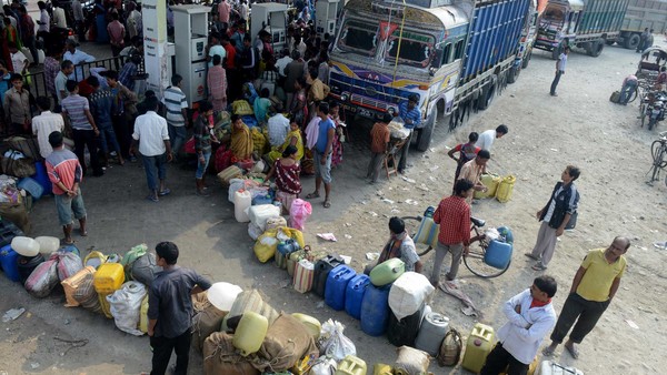 Queue for petrol near the India-Nepal border (photo credit: Financial Times)