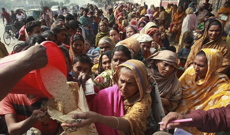 OMS distributing rice to poor slum dwellers