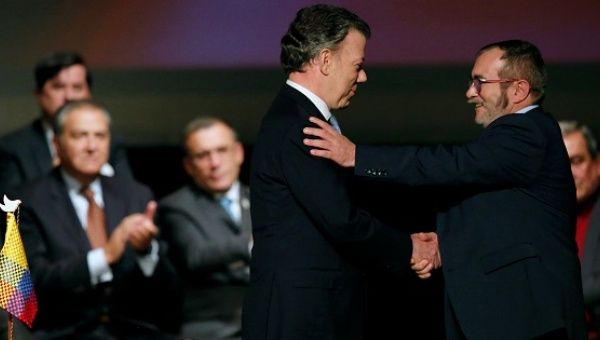 Colombian President Juan Manuel Santos and FARC leader, Rodrigo Londoño (Photo credit: Reuters) Colombian President Juan Manuel Santos and FARC leader, Rodrigo Londoño (Photo credit: Reuters)
