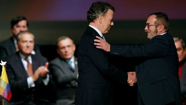 Colombian President Juan Manuel Santos and FARC leader, Rodrigo Londoño (Photo credit: Reuters)