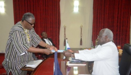 Edmond Cowan, head of the CRC, sharing draft report with President Koroma (photo credit: The Sierra Leone Telegraph 