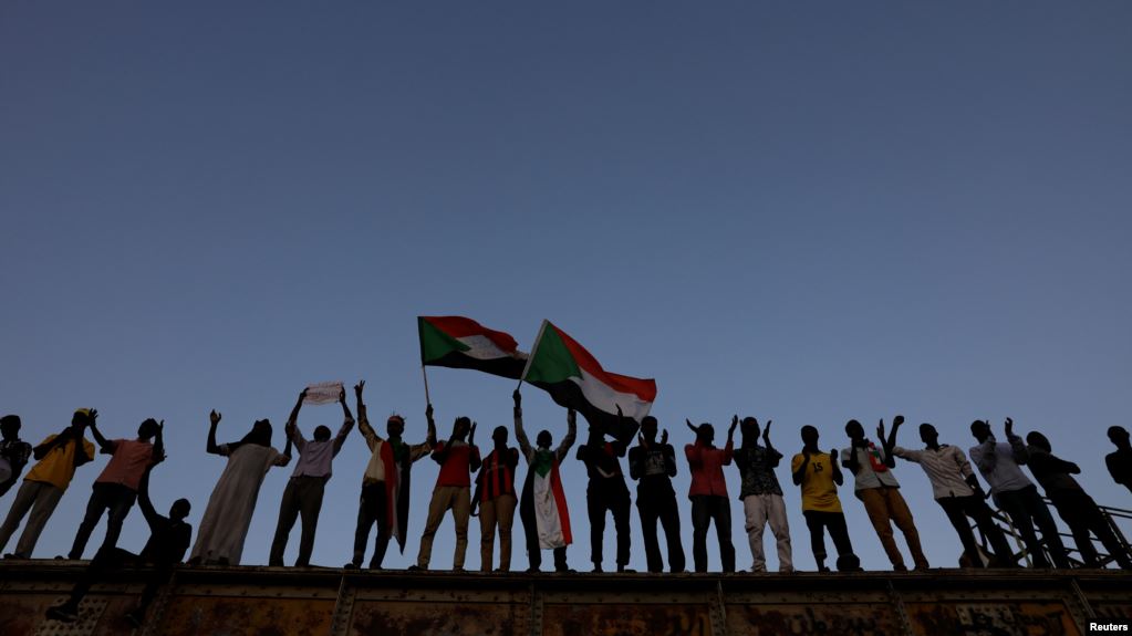 Sudanese protesters in front of the defense ministry compound in Khartoum (photo credit: Reuters)