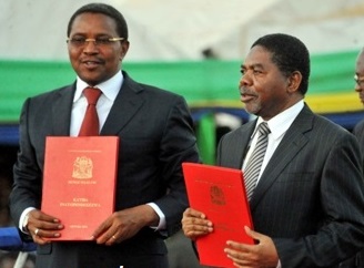 President Kikwete of Tanzania (on the left) with the proposed Constitution (photo credit: ippmedia.com)