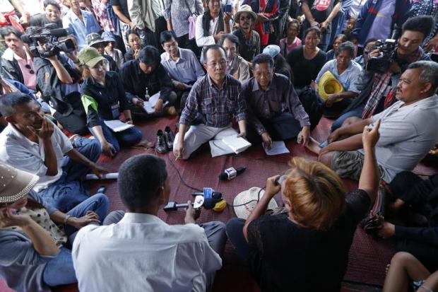 Human rights commissioner Niran Pitakwatchara listens to the grievances of farmers (photo credit: Bangkok Post)